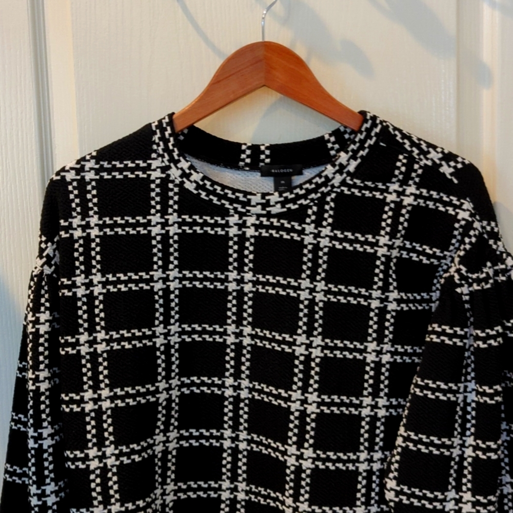Halogen (Nordstrom) Black and white women's top. Size medium. NWOT.